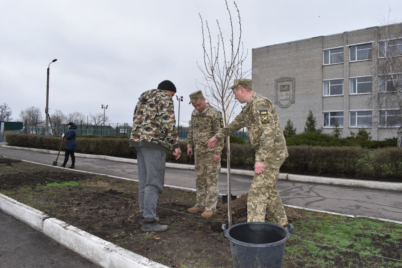 ЗА ІНІЦІАТИВИ ПЕЧЕНІЗЬКОГО СЕЛИЩНОГО ГОЛОВИ ОЛЕКСАНДРА ГУСАРОВА В СЕЛИЩІ ПЕЧЕНІГИ ВИСАДЖЕНО АЛЕЮ СЛАВИ НА ЧЕСТЬ ЗАХИСНИКІВ УКРАЇНИ