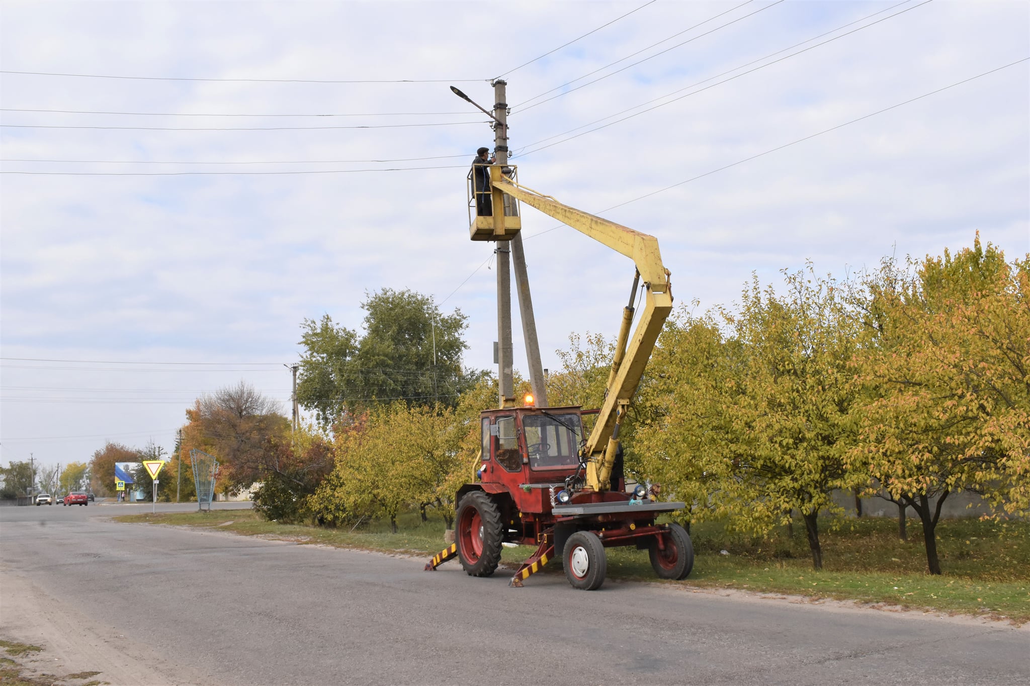 ПРОДОВЖУЮТЬСЯ РОБОТИ ПО ВДОСКОНАЛЕННЮ ВУЛИЧНОГО ОСВІТЛЕННЯ В НАСЕЛЕНИХ ПУНКТАХ ГРОМАДИ