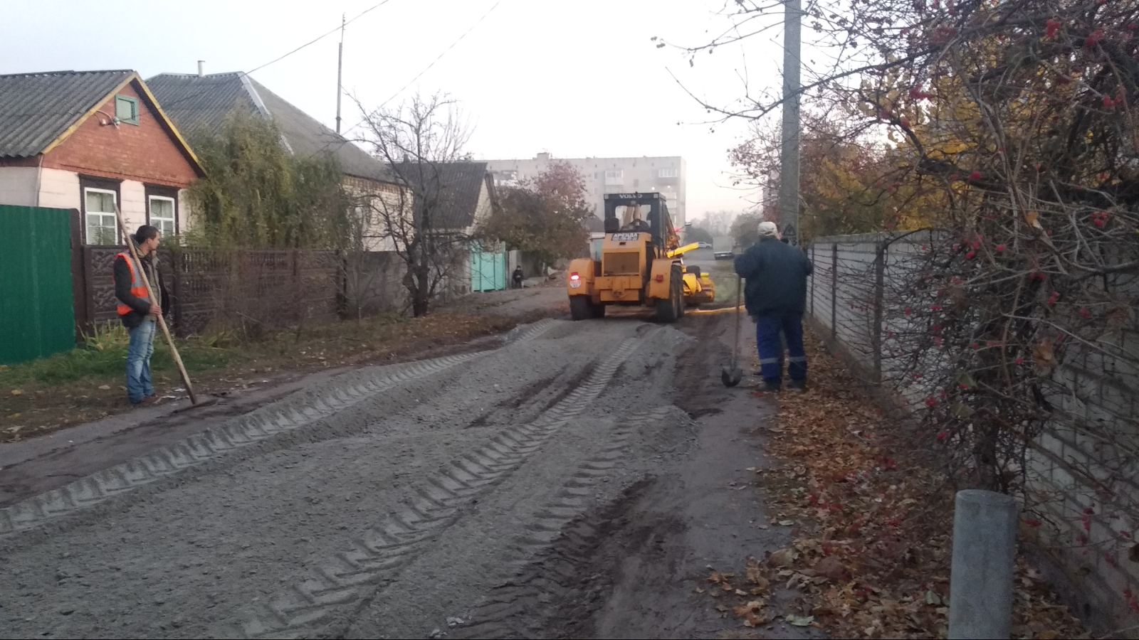 Тривають роботи з грейдування, вирівнювання та часткового підсипання дороги по провулку Незалежності в смт Печеніги.  25 жовтня 2021 року